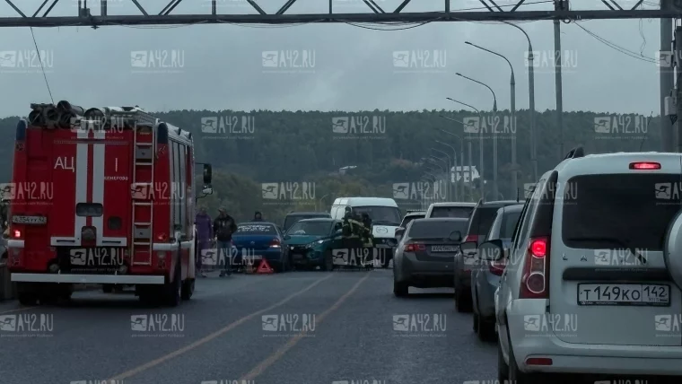 Фото: В Кемерове из-за лобового ДТП на Кузбасском мосту образовалась серьёзная пробка 7