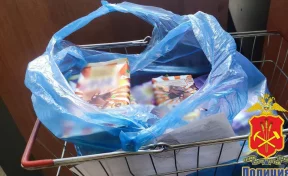 В Кузбассе двое подростков украли из магазина более 50 плиток шоколада 