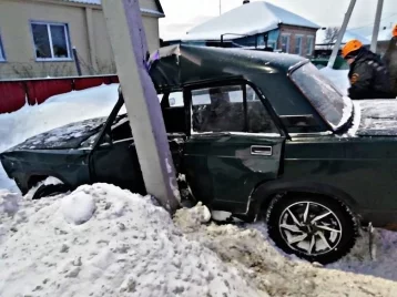 Фото: В Кузбассе водитель ВАЗ-2107 врезался в столб ЛЭП 1