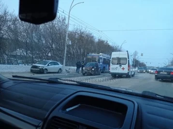 Фото: ГИБДД: в Кемерове перед Кузбасским мостом произошло массовое ДТП со «скорой» 1