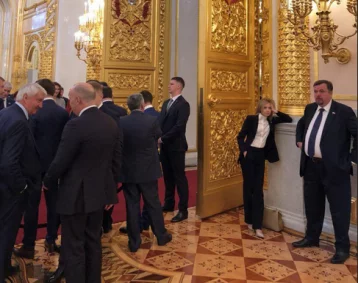 Фото: Фото одинокой Поклонской, скучающей на инаугурации президента, стало мемом   1