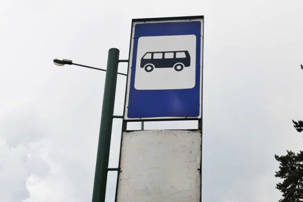 Вандалы уничтожили работу прокопьевского художника, рисующего на остановках