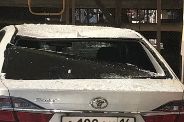 Фото: В Якутске машину мэра придавил упавший с крыши снег 1