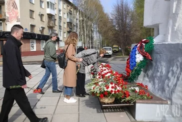Фото: В Кемерове возложили цветы к Мемориалу Славы: во всех городах Кузбасса началось празднование Дня Победы 3