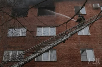 Фото: Пожарные спасли 5 взрослых и 2 детей из пожара в кузбасской 9-этажке 1