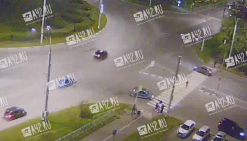 Фото: В Кемерове водитель Lexus устроил разборки с девочками на самокатах: инцидент попал на видео 1