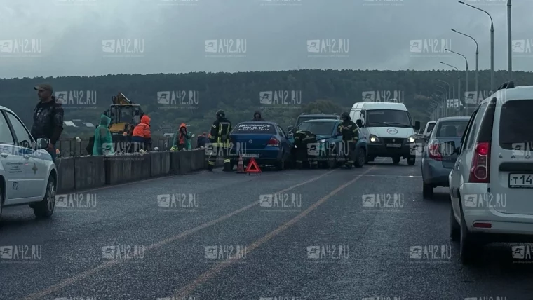 Фото: В Кемерове из-за лобового ДТП на Кузбасском мосту образовалась серьёзная пробка 8