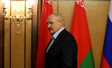 Фото: В Сети опубликовали видео прибытия Лукашенко в резиденцию с автоматом в руках 1