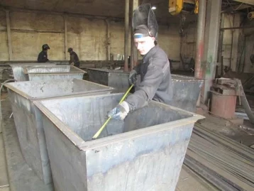 Фото: Кузбасские осуждённые научились делать контейнеры для мусора 4
