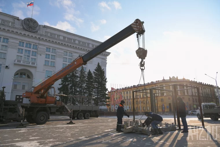 Фото: В Кемерове начали устанавливать новогоднюю ёлку на площади Советов 13
