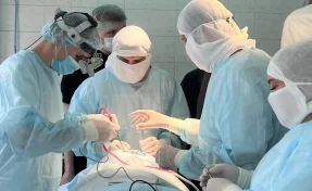 В Кузбассе хирурги прооперировали позвоночник пациента через рот