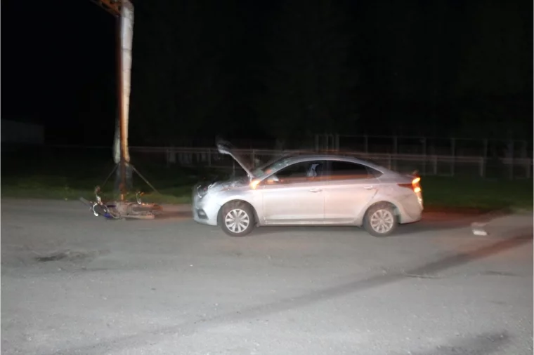 Фото: В Кузбассе пьяный водитель мопеда врезался в машину, пострадали двое 2