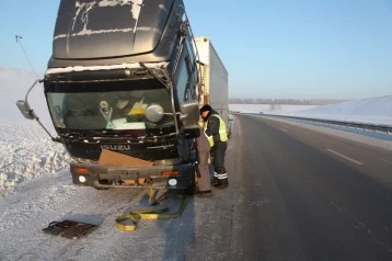 Фото: Полицейские помогли замёрзшему на кузбасской трассе водителю грузовика 1