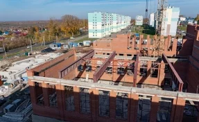 Кирпичная кладка и монтаж окон: власти Кемерова рассказали о ходе строительства школы на 825 мест