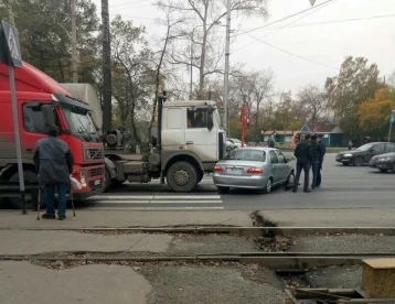 Фото: Легковушка и фура спровоцировали огромную пробку на Логовом шоссе в Кемерове 1