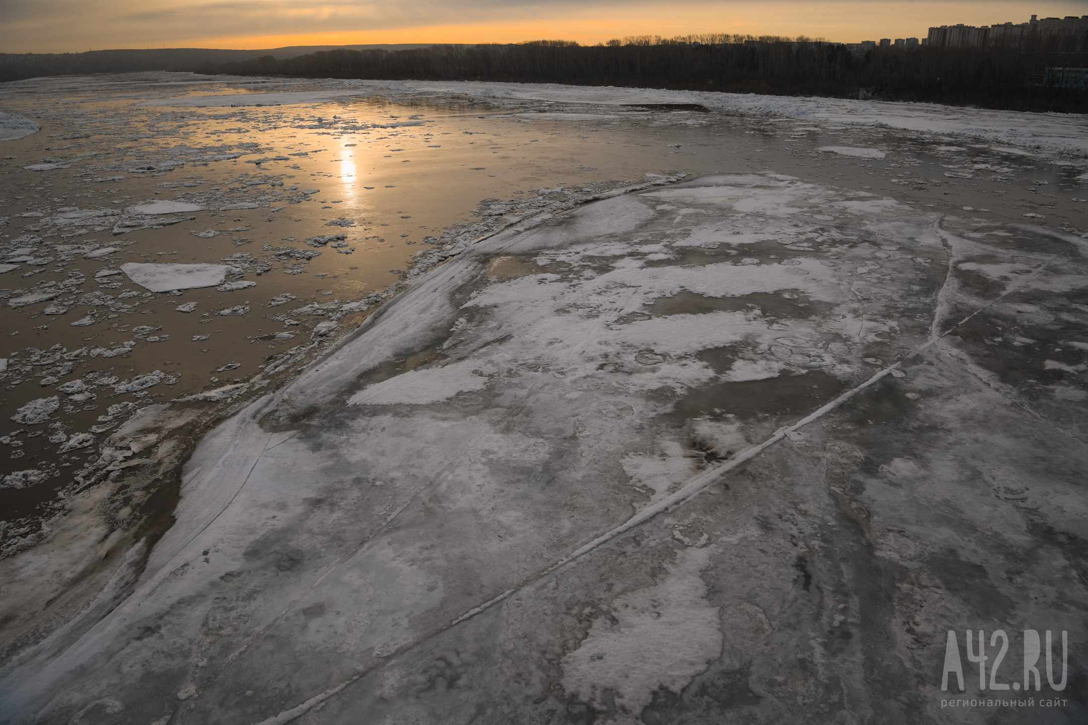 На реке Томь в Новокузнецке начался ледоход