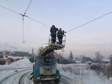Фото: В Кемерове аварийные бригады восстанавливают контактную сеть трамвая на Южном, маршрут № 5 временно сокращён  1