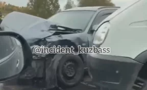 На кузбасской трассе Nissan столкнулся с двумя хлебными фургонами