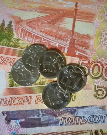 Опрос ВТБ: россияне стали оставлять больше чаевых на новогодних праздниках