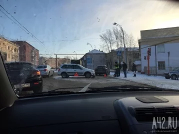Фото: Авария парализовала движение на проспекте Шахтёров в Кемерове 1