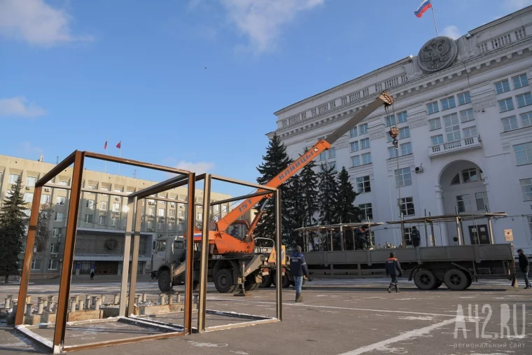 Фото: В Кемерове начали устанавливать новогоднюю ёлку на площади Советов 14