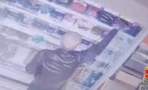 Кузбассовец вышел из супермаркета с незаконным «уловом» в 11 упаковок рыбы