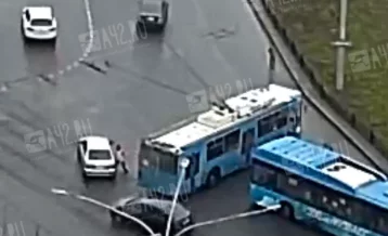 Фото: В Новокузнецке ДТП на кольце Левого берега парализовало движение троллейбусов и трамваев 1