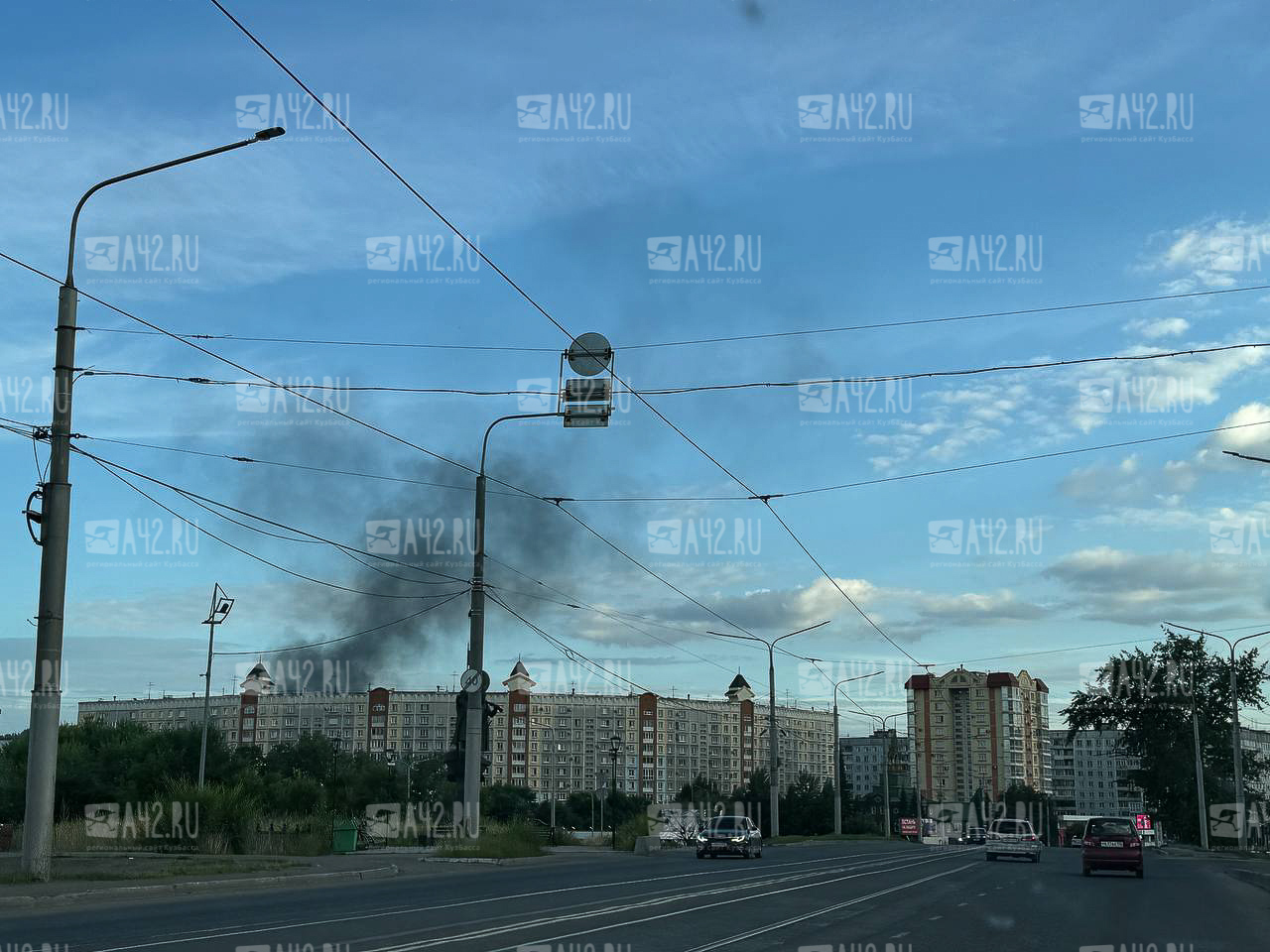 «Горит моя надежда на дождь»: очевидцы сняли серьёзный пожар в Новокузнецке