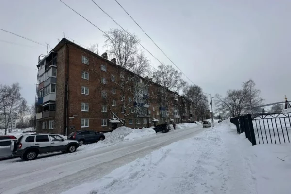 В кузбасском городе под тяжестью снега просела крыша многоэтажки