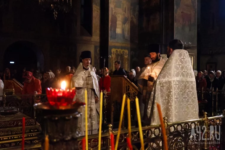 Фото: Пасхальная ночь в Кемерове: фоторепортаж из Знаменского собора 30
