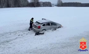 В Кузбассе на трассе сотрудники ГАИ помогли водителю, съехавшему в кювет