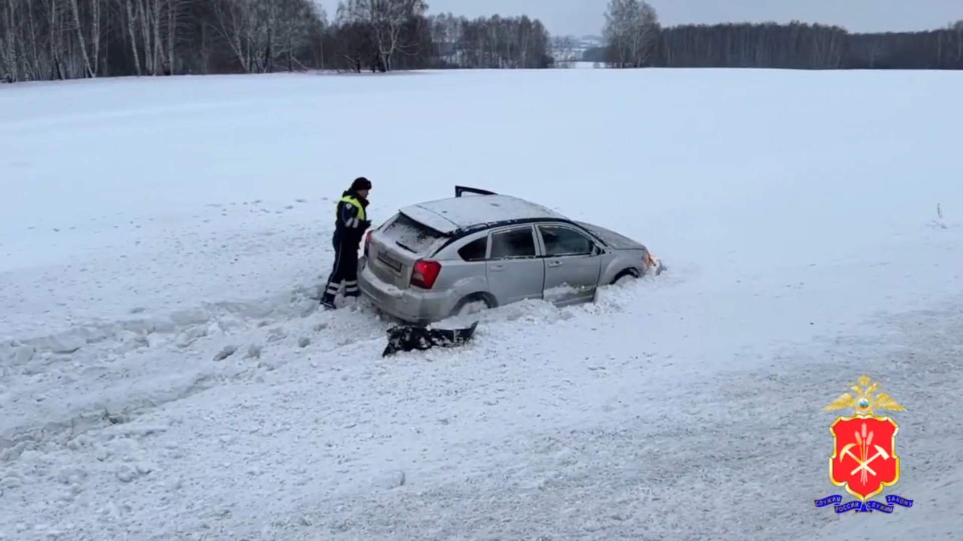 В Кузбассе на трассе сотрудники ГАИ помогли водителю, съехавшему в кювет