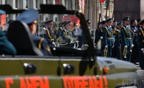 «Напекло голову совсем»: Соловьёв узнал причину странного поступка солдата на параде