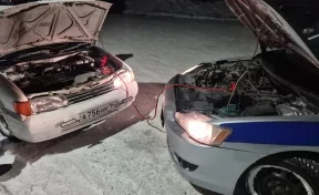 В Кузбассе экипаж ДПС помог водителю с заглохшим авто из-за севшего аккумулятора 