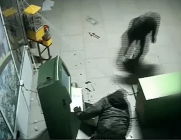 Фото: Кузбассовец с подельниками попытался украсть банкомат из супермаркета  1