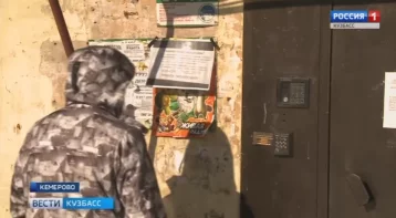 Фото: Кемеровчан напугали листовки на подъездах о проблемах с канализацией  1