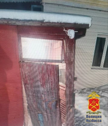 Фото: В Кузбассе 16-летний подросток за рулём автомобиля гонял по улицам и въехал в чужой двор 1