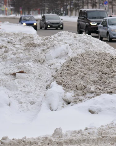 Власти объяснили появление чёрного снега в Кемерове