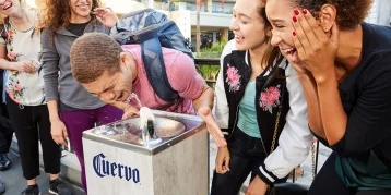 Фото: В Лос-Анджелесе установили фонтанчики с текилой вместо воды 1