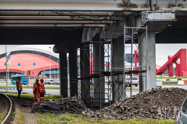 Кемеровчане попросили заделать провалы на Кузбасском мосту: комментарий мэрии