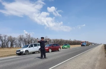 Фото: На кузбасской трассе столкнулись шесть автомобилей, на месте работает полиция 1