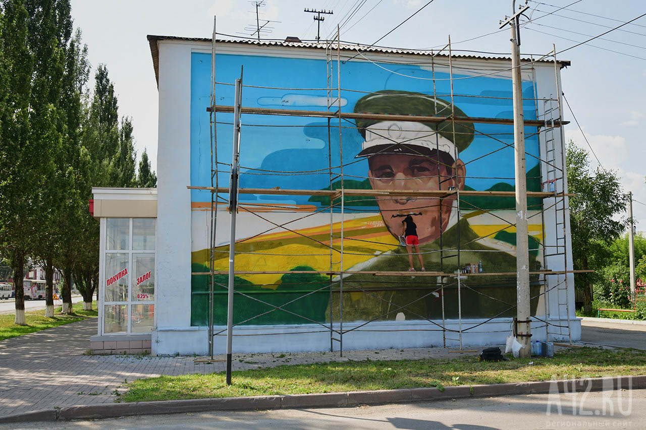 Нуждается в реставрации: кемеровчанка попросила обновить портрет героя на проспекте Ленина