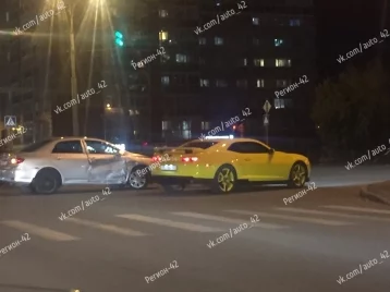 Фото: Спорткар попал в ДТП на кемеровском перекрёстке 1