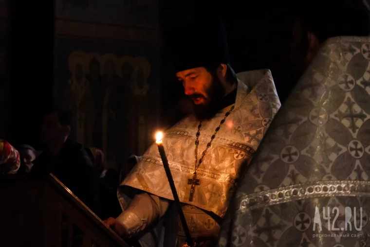 Фото: Пасхальная ночь в Кемерове: фоторепортаж из Знаменского собора 32