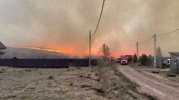 Фото: Огонь не дошёл до домов: в Кузбассе ликвидировали крупный пожар в поле 1