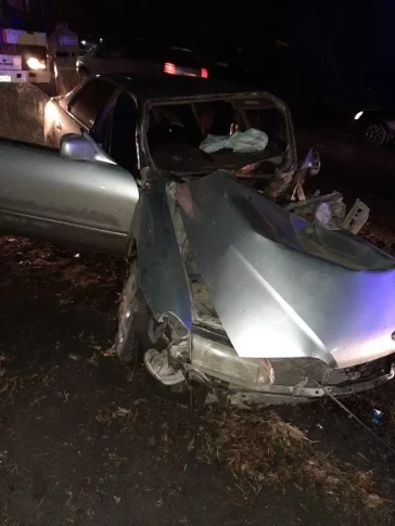 Фото: В Кузбассе автомобиль слетел с трассы и протаранил опору ЛЭП 2