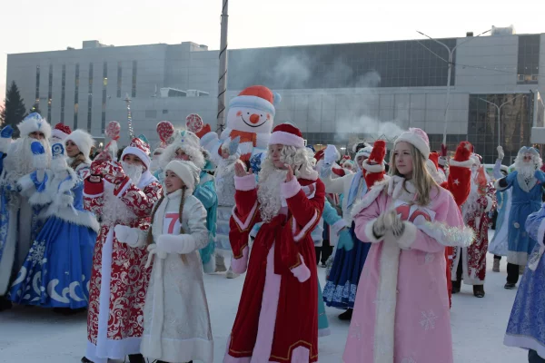 В Новокузнецке прошёл парад Дедов Морозов и Снегурочек