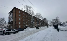 В кузбасском городе под тяжестью снега просела крыша многоэтажки