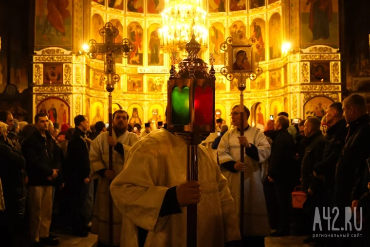 Фото: Пасхальная ночь в Кемерове: фоторепортаж из Знаменского собора 33