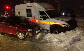 В Кемерове столкнулись легковой автомобиль и машина скорой помощи